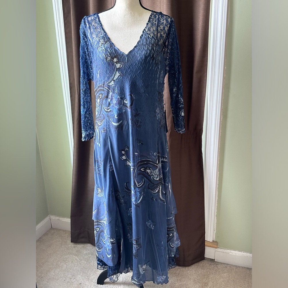 Kamarov V-Neck Tiered Midi Dress Size L